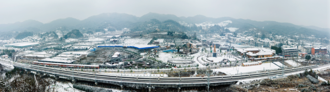 现在出发！避暑就来贵阳：一村一景：灯相约 花为媒 去蓬莱搭乘“四季列车”