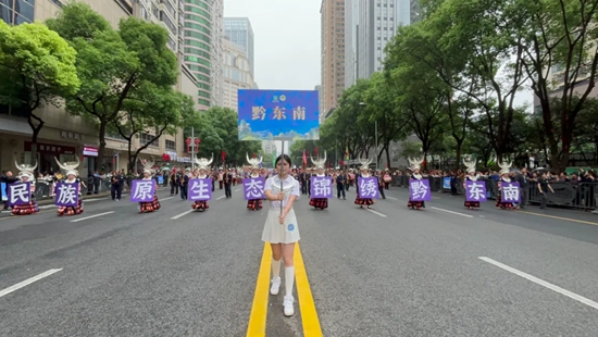 黔东南州盛装亮相2025年贵州民族团结大巡游_fororder_640