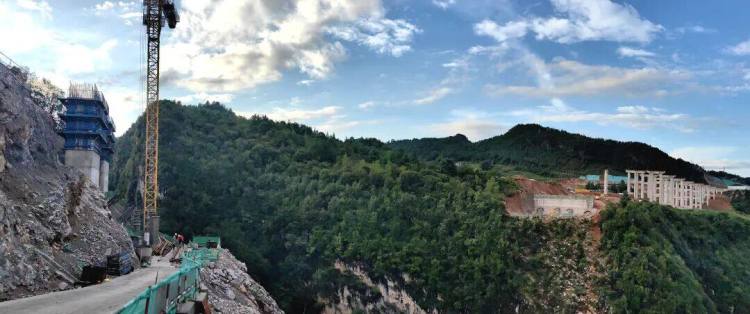 来自安盘高速建设工地的报道丨巨龙穿越“花木树”