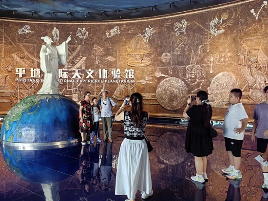 黔南州庆遇上暑假 “中国天眼”景区人气旺_fororder_640 (1)