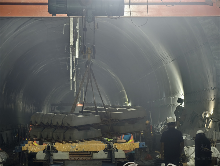 毫米级精度筑造高铁底盘！盘兴铁路无砟道床施工冲刺收官
