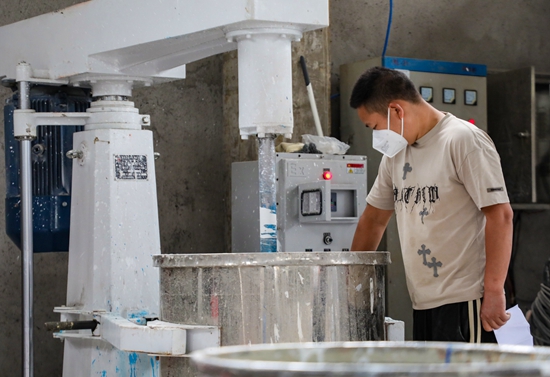 贵州天柱：建筑材料生产迈进绿色低碳发展新阶段_fororder_工人在制作外墙漆 (3).JPG