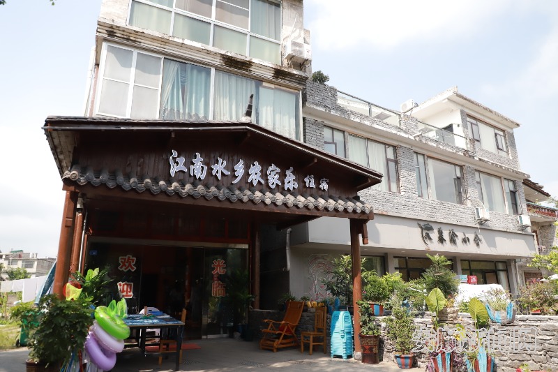 黄果树镇石头寨村：青山叠翠揽客至 碧波清流入画来