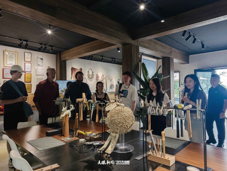 一群欧洲音乐青年，把大山纹样写进“世界节拍”