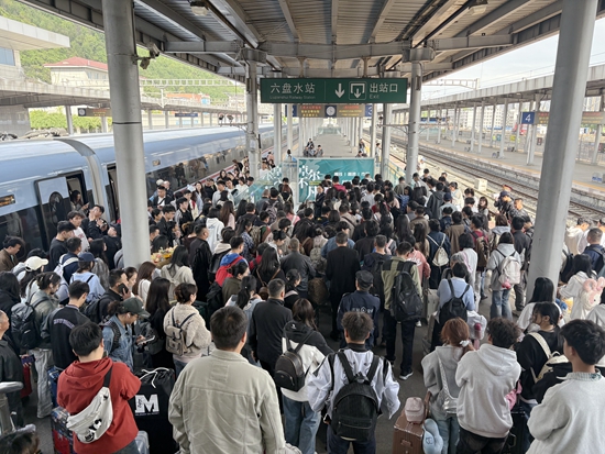 六盘水车务段多管齐下服务旅客“五一”顺畅出行 累计发送19.62万人次_fororder_图为六盘水站到达客流 孔维丽娅 摄