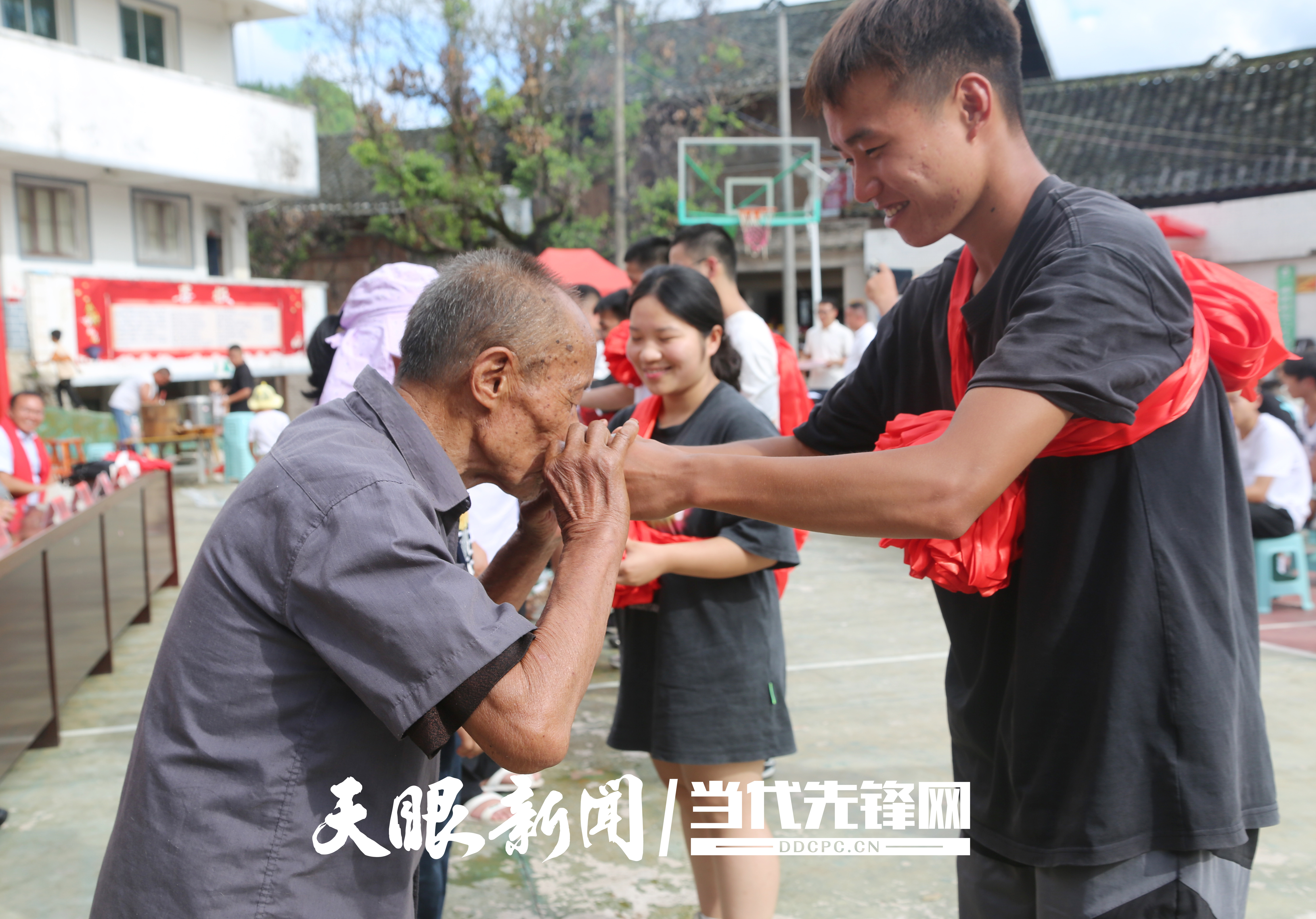 凯里市摆底苗寨13年坚持颁发奖学金 激励学子逐梦前行