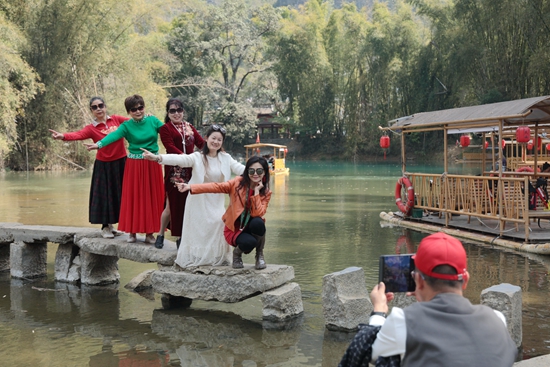 贵州罗甸：生态赋能康养路 旅居热潮暖湖城_fororder_游客在大小井省级风景名胜区拍照打卡.JPG