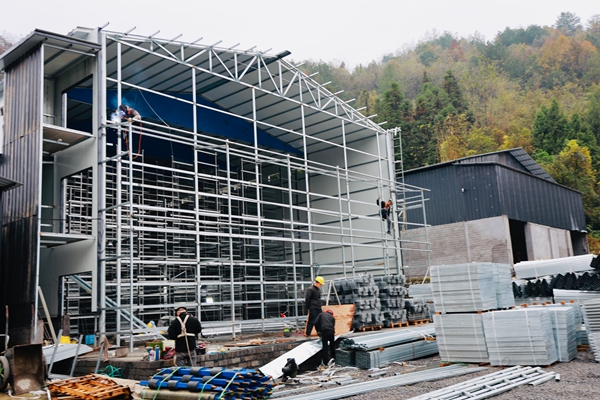 贵州仁怀五马镇：智能鸡舍产“金蛋” 绿色循环富乡亲_fororder_新鸡舍正在建设中