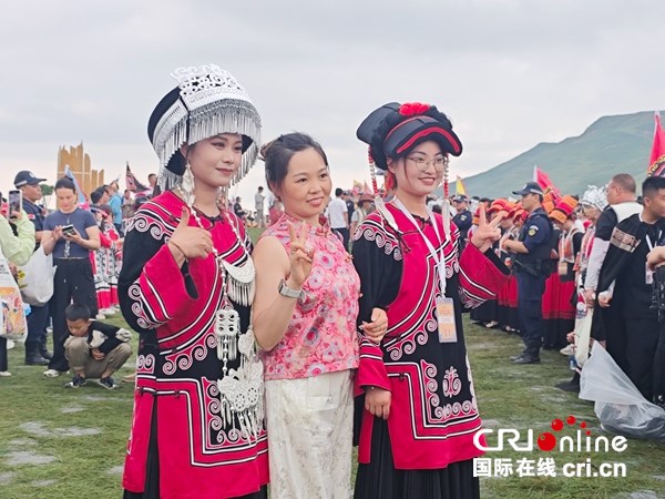 毕节2025火把狂欢暨避暑旅游季火热进行中 六万余人共赴文旅盛宴_fororder_游客互动4