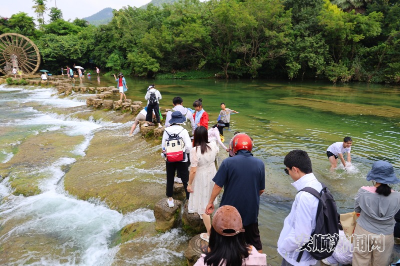 黄果树镇石头寨村：青山叠翠揽客至 碧波清流入画来