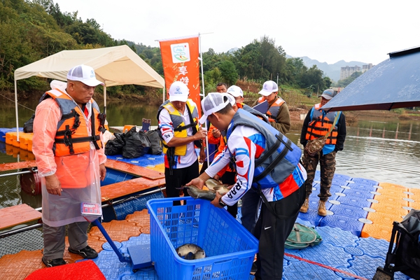 2025中国·罗甸玉湖休闲垂钓拉力赛收官 2025中国·罗甸玉湖休闲垂钓拉力赛收官_fororder_现场称重(史传鸿 摄)