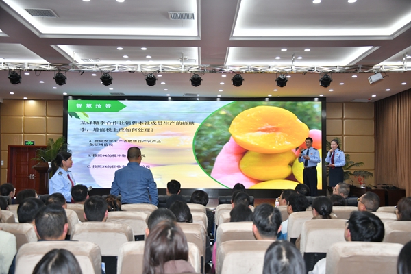 为涉农企业定制“税务套餐” 安顺这场活动“干货”满满 为涉农企业定制“税务套餐” 安顺这场活动“干货”满满_fororder_涉农税费政策抢答环节,涉农企业及行业协会代表踊跃答题.JPG