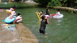 贵州镇远：四里桥农家乐变身“天然冰箱” 近郊玩水引爆夏日热情