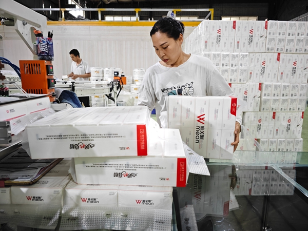 贵州赤水：大抓项目强支撑 激活发展新动能_fororder_在赤水经开区纸企——贵州唯美源实业（集团）有限公司生产车间，工人正在赶制订单忙生产。（张浪 摄）