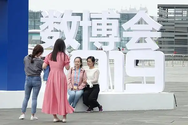 【2025数博会】数博会十年高光时刻｜只要他们每人带一个菜，就是一场丰盛的宴席