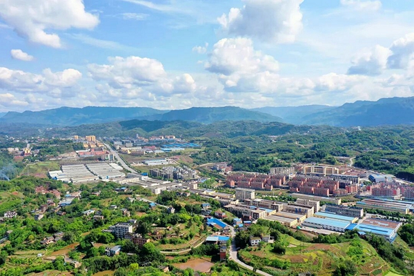 贵州赤水：大抓项目强支撑 激活发展新动能_fororder_远眺赤水经开区。汪奕坤 摄