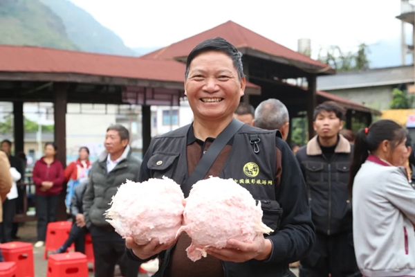 六盘水市水城区新街乡柚子节甜蜜爆棚：5.16千克“柚王”诞生 村民游客共享丰收狂欢_fororder_4