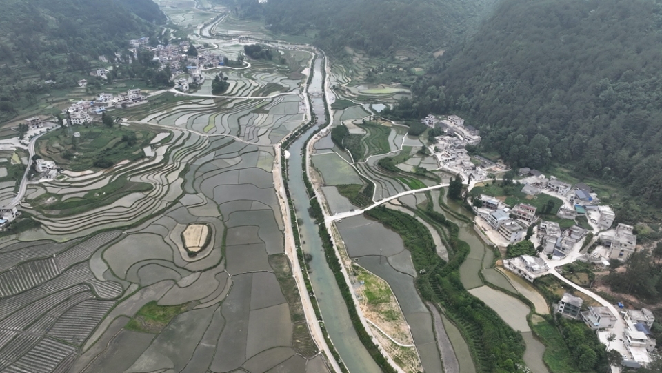 贵州龙里：余下鱼鳞坝成欢乐海洋_fororder_航拍桃花山鱼鳞坝1.JPG