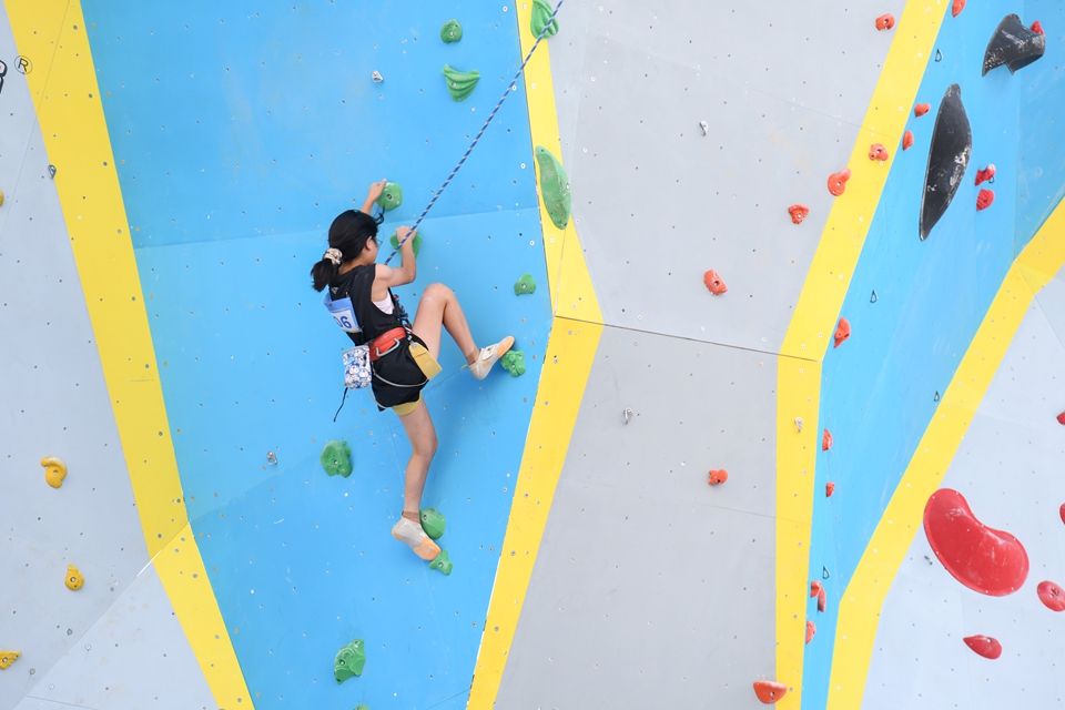 贵州黄平：黔东南州运会攀岩赛 黄平创佳绩_fororder_2025年7月19日，参赛选手在参加攀岩项目比赛。陈孝新 摄 (2).JPG