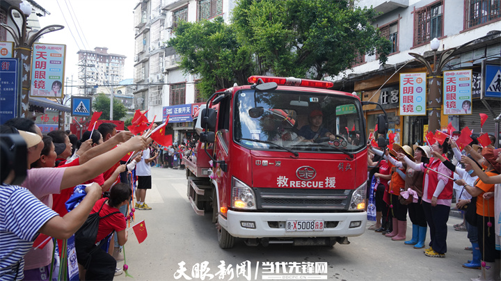 榕江上万群众夹道送别救援队伍｜“恩人慢走，危难时刻感谢有你！”