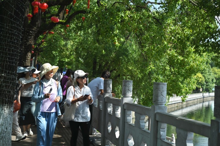 贵阳甲秀楼：秋阳染碧水 吸引八方来客