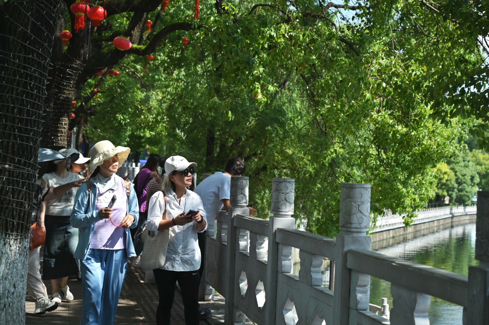 贵阳甲秀楼：秋阳染碧水 吸引八方来客