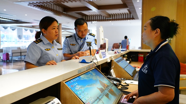 贵州丹寨：多部门联合整治旅游市场 营造安心舒心暑期游环境_fororder_执法人员在云上旅居核查酒店价格 莫昌怡摄.JPG