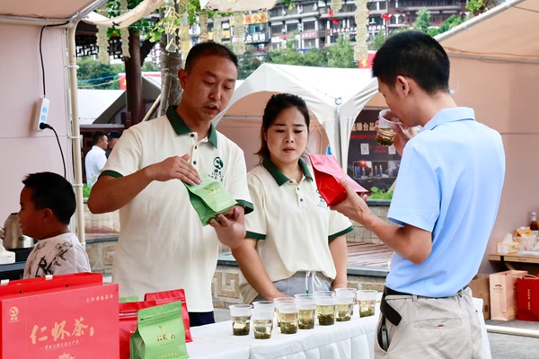贵州仁怀：国庆酒旅融合 打造酱香消费新场景_fororder_仁怀香慈茶业销售总监胡林波向游客介绍产品