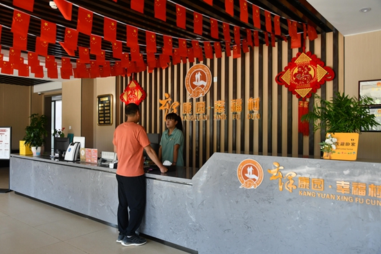 贵州罗甸：打造多元体验 推动“康养 旅居”融合发展_fororder_旅客在办理入住手续
