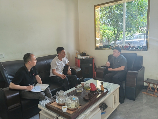 贵州黔东经济开发区：用心用情为企业服务持续优化营商环境_fororder_企业联系干部深入企业走访听取诉求