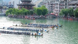 贵州镇远：龙舟竞渡 桨叶飞舞间经济活力涌动