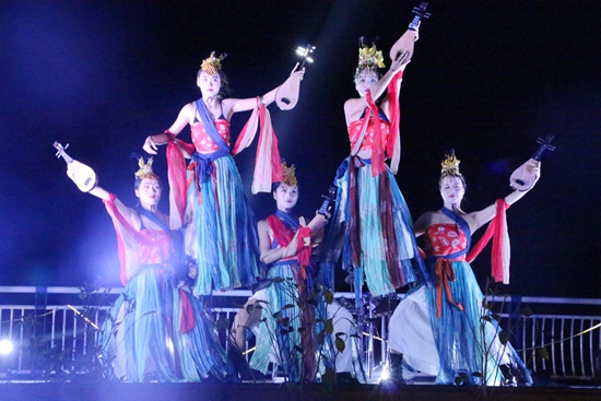 “山顶露营 音乐派对 星空共舞” 贵州荔波凤凰山举行狂欢夜活动_fororder_文艺表演1.JPG