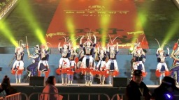 “赛动黔景·活力省运”主题欢乐夜开场 万人合唱点亮都匀夜空