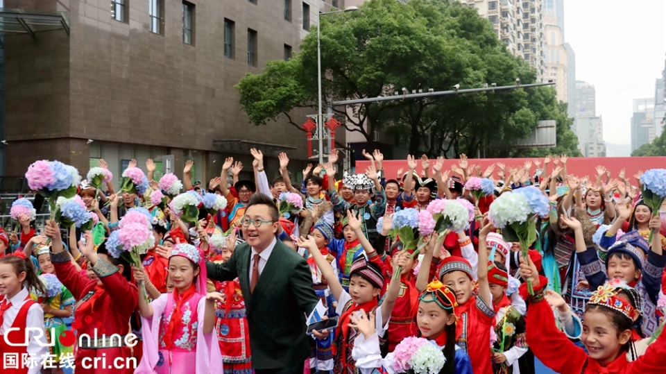 万人空巷！贵州贵阳2.3公里长街变身“民族大舞台”  巡游嗨翻天_fororder_IMG_3124.JPG