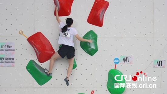 2025亚洲青年攀岩锦标赛在贵州贵阳启幕 14国211名健儿竞逐巅峰_fororder_选手攀岩4