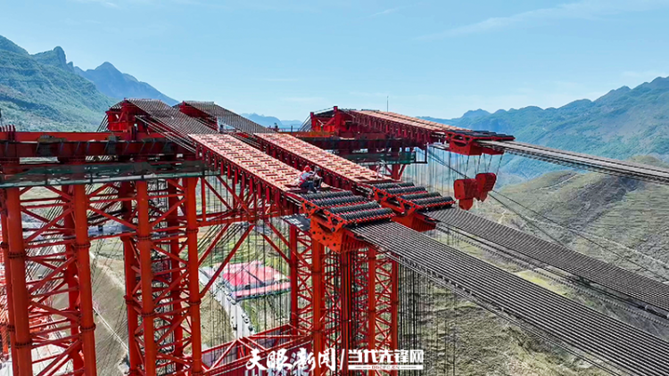 安盘高速古牛河特大桥盘州岸交界墩成功封顶