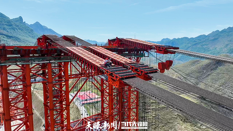 安盘高速古牛河特大桥盘州岸交界墩成功封顶