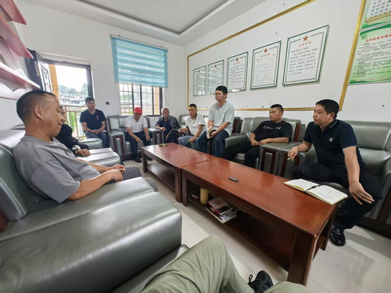 贵州独山：党群齐心筑通途 合力共建致富路_fororder_组织寨老商议相关事宜