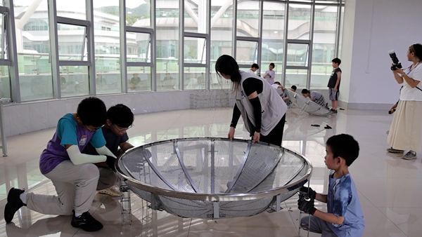 中国天眼“宇宙窗口”：“90后实验室”引燃暑期探索热_fororder_动手搭建中国天眼模型