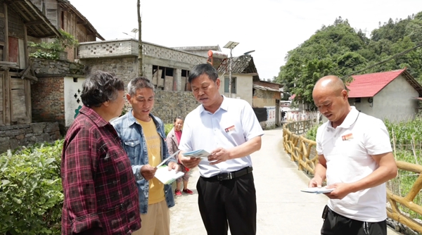 贵州麻江：民族团结出硕果 乡村振兴展新貌_fororder_走村入户宣传法治