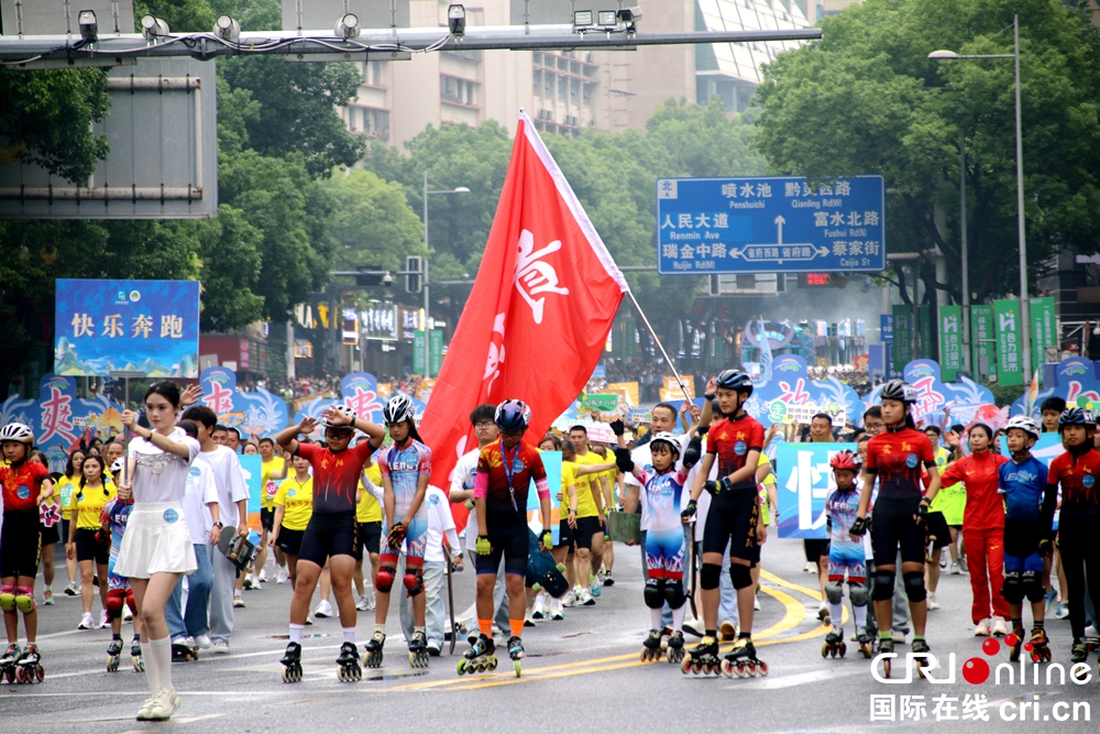 万人空巷！贵州贵阳2.3公里长街变身“民族大舞台”  巡游嗨翻天_fororder_微信图片_20250518163756