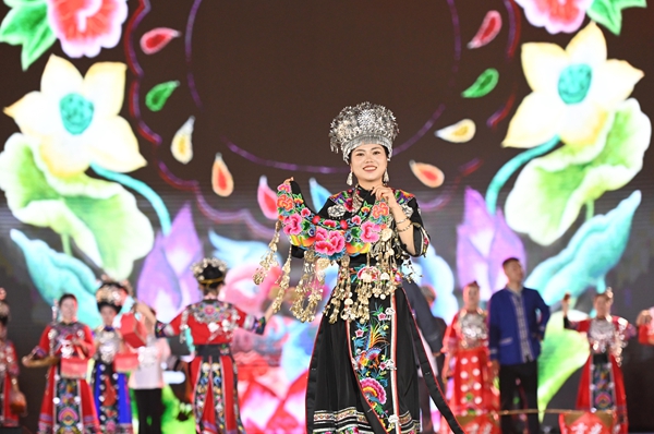 贵州松桃：苗乡“村晚”唱响乡村振兴幸福曲_fororder_4月12日，松桃苗族自治县举行第5期“松桃村晚·村村PK赛”，盘石镇的村民在展示银饰产品。谢慧芳摄.JPG