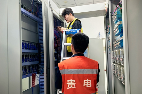 盘兴高铁通信信号专业首件工程通过评估_fororder_图为检查室内设备配线 李锦春摄