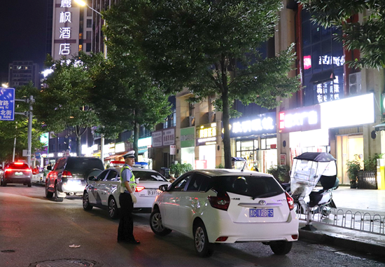 贵州清镇：以群众满意度检验学习教育成效_fororder_清镇市职教路夜间临时停车区。张弘扬 摄