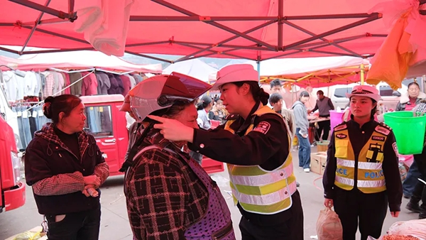 赶大集 送安全 贵州省六盘水交警走进钟山区大湾场坝开展交通安全宣传_fororder_11