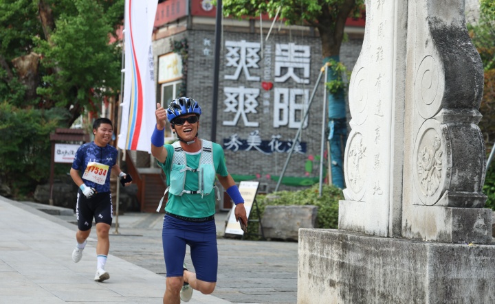 2025年贵州红·山水越野挑战赛（花溪站）开赛 2000余名选手23℃清凉中燃红色运动激情