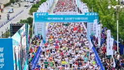 2025威宁半程马拉松鸣枪 万名跑者畅跑草海之滨