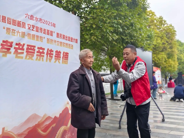 贵州六枝“定格幸福”志愿服务队深入大用镇开展免费照相活动 贵州六枝“定格幸福”志愿服务队深入大用镇开展免费照相活动_fororder_1