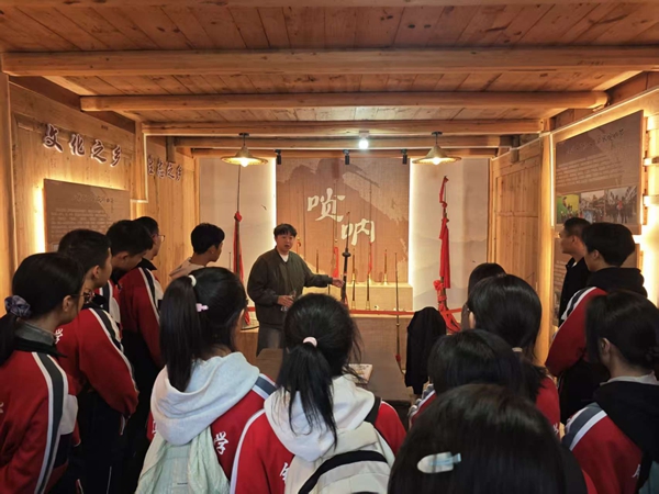 贵州镇远尚寨：古韵润童心 实践筑担当 唢呐声里探非遗_fororder_图片3