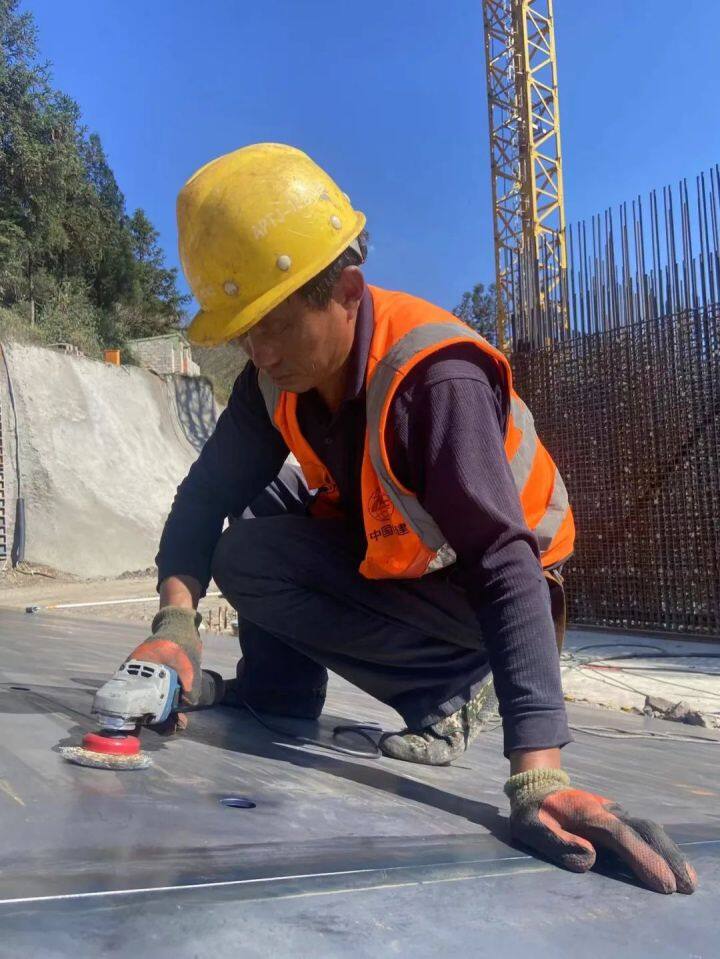 来自安盘高速建设工地的报道 | 擎天柱子矗“盘关”